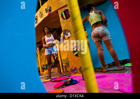 Mitglieder einer Samba-Schule arbeiten auf einem Karneval-Schwimmer in der Werkstatt in Rio De Janeiro, Brasilien. Stockfoto