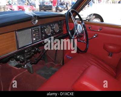 Auf dem Classic Car Meeting in Haarlem steht der Rover P4, ein Oldtimer, der für sein unverwechselbares Design und seine Handwerkskunst gefeiert wird. Bei der Veranstaltung werden seltene, restaurierte klassische Fahrzeuge gezeigt, die den Enthusiasten die Möglichkeit bieten, den technischen und historischen Wert dieser Fahrzeuge zu bewundern. Stockfoto