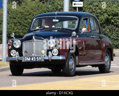 Auf dem Classic Car Meeting in Haarlem werden Oldtimer wie der Rover P4 vorgestellt, ein klassisches Automobil, das für sein stilvolles Design und seine historische Bedeutung bekannt ist. Bei der Veranstaltung werden restaurierte Autos gezeigt, die den Enthusiasten die Möglichkeit bieten, antike Fahrzeuge zu bewundern und die Autogeschichte zu diskutieren. Stockfoto