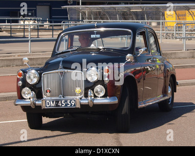 Auf dem Classic Car Meeting in Haarlem wurde der Rover P4 vorgestellt, ein Oldtimer, der für seine Eleganz und Leistung bekannt ist. Mit einem Schwerpunkt auf klassischem Design, Restaurierung und Automobilgeschichte wurden Fahrzeuge wie der P4 hervorgehoben, der auch heute noch das Wesen der Technik und des Stils der Mitte des 20. Jahrhunderts widerspiegelt. Stockfoto