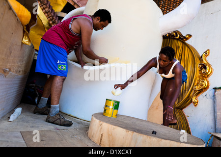 Mitglieder einer Samba-Schule arbeiten auf einem Karneval-Schwimmer in der Werkstatt in Rio De Janeiro, Brasilien. Stockfoto