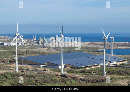 Sonnenkollektoren auf den Aufbau zu Instituto Tecnológico y de Energías Renovables (ITER) in Granadilla de Abona auf Teneriffa, Kanarische Isl Stockfoto