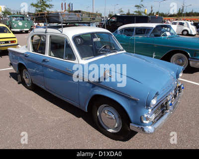 Die Hillman Minx III A Deluxe Limousine, die auf dem Classic Car Meeting in Haarlem vorgestellt wurde, ist ein britischer Oldtimer, der für sein elegantes Design und seine zuverlässige Leistung bekannt ist. Es ist nach wie vor ein beliebtes Modell bei Oldtimer-Sammlern und -Enthusiasten. Stockfoto