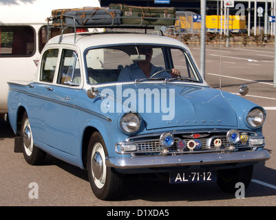Die Hillman Minx III A Deluxe Limousine, die auf dem Classic Car Meeting in Haarlem ausgestellt wurde, ist ein britischer Oldtimer, der für sein elegantes Design, den glatten Motor und das Sammlerstück bekannt ist. Er hebt die Automobiltechnik der Mitte des 20. Jahrhunderts hervor. Stockfoto