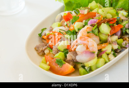 thailändisches Essen Grünkohl mit Garnelen-Salat auf weißen Tisch Stockfoto