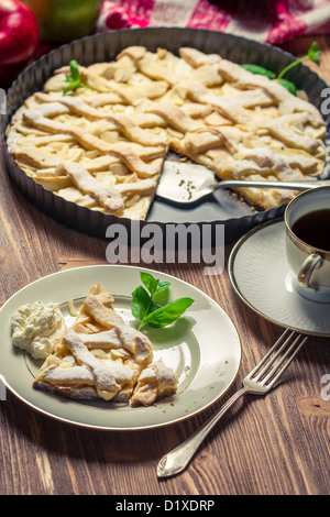 Frisch gebackenen Apfelkuchen auf dem Silbertablett serviert Stockfoto