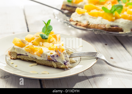 Nahaufnahme von Pfirsichen Kuchen mit Sahne serviert Stockfoto