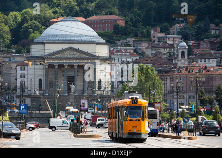 Eine Straßenbahn auf der Durchreise Piazza Vittorio Emanuele ich mit Chiesa di Gran Madre di Dio in die Backgound in Turin Italien. Stockfoto