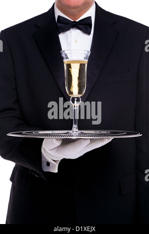 Ein Butler, ein Glas Champagner serviert, auf einem silbernen Tablett, auf einem weißen Hintergrund. Stockfoto