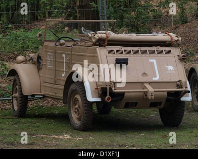 Der Volkswagen Typ 82, auch als Kübelwagen bekannt, war ein Militärfahrzeug, das von der deutschen Armee im Zweiten Weltkrieg eingesetzt wurde. Sein schlichtes Design und seine Zuverlässigkeit machten ihn zu einem ikonischen Teil der Kriegsanstrengungen, die auf der Militracks 2010 gezeigt wurden. Stockfoto