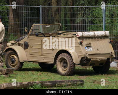 Der Volkswagen Typ 82 Militracks ist ein Militärfahrzeug, das ursprünglich von der deutschen Armee während des Zweiten Weltkriegs verwendet wurde. Das Modell 2010 ist eine moderne Version dieses klassischen Fahrzeugs, das für den militärischen Transport und den Einsatz in rauem Gelände entwickelt wurde und ein robustes Design aufweist, das sowohl für leichte Transportmittel als auch für Kampfumgebungen geeignet ist. Stockfoto