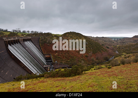 Der Staudamm am Meldon Stausee in der Nähe von Oakhampton in Devon England nach unten in Richtung der Eisenbahnviadukt. Stockfoto