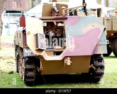 Der Hanomag SdKfz 251/7 ist ein halbgleisiges Militärfahrzeug, das auf der Militracks 2010 präsentiert wird. Bekannt für seine Rolle im Zweiten Weltkrieg, wurde dieses Fahrzeug für verschiedene Kampf- und Transporteinsätze der Bundeswehr eingesetzt. Die Militracks-Veranstaltung zeigt historische Militärfahrzeuge und zieht Liebhaber der Militärgeschichte und der Technologie des Zweiten Weltkriegs an. Stockfoto