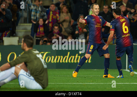 Xavi Hernandez (FC Barcelona) reagiert nach seinem Tor gegen RCD Espanyol mit seinem Teamkollegen Andres Iniesta (FC Barcelona), während La Liga Fußballspiel zwischen FC Barcelona und RCD Espanyol, im Camp Nou Stadion in Barcelona, Spanien, Sonntag, 6. Januar 2013. Foto: S.Lau Stockfoto