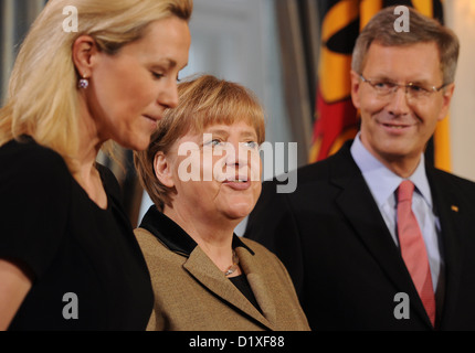 Bundespräsident Christian Wulff und seine Frau Bettina (L) begrüßt Bundeskanzlerin Angela Merkel während der Neujahrsempfang im Schloss Bellevue in Berlin, Deutschland, 12. Januar 2011. Der Regierungschef erhält traditionell Bürger und Vertreter aus dem Bereich der Kultur, Wirtschaft und Politik an den Neujahrsempfang. Foto: Hannibal Stockfoto