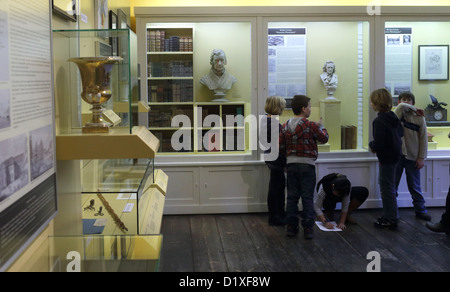 Kinder sind in der ständigen Ausstellung des Grimm-Museums in Haldersleben, Deutschland, 18. Dezember 2012 abgebildet. Ein Teil des Anwesens der Gebrüder Grimm wird hier gehalten. Sprachwissenschaftler Jacob (1785-1863) und Wilhelm Grimm (1786-1859) hinterließen einen Nachlass von 1,273 Bücher sowie Möbel und Werkzeuge. Foto: Jens Wolf Stockfoto