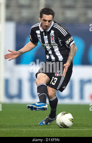 Istanbuls Roberto Hilbert spielt den Ball während der Tuttur Cup Fußballspiel zwischen Besiktas Istanbul und VfL Wolfsburg im Mardan-Stadion in Antalya, Türkei, 6. Januar 2013. Der Tuttur Cup ist ein jährlicher Wettbewerb in der Winterpause der Bundesliga Fußballvereine statt. Foto: Soeren Stache Stockfoto