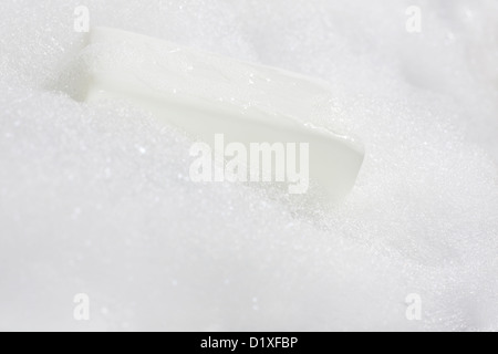 Mit Seife in der Badewanne auf weißem Schaum Stockfoto