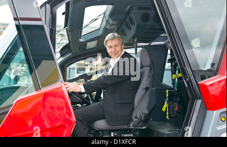 Datei - Datei Foto datiert 26. Juni 2011 zeigt EZB Bürgermeister von Berlin Klaus Wowereit beim Tag offenen Tür am neuen Flughafen Berlin Brandenburg Willy Brandt (BER) in Schönefeld, Deutschland. Berichten zufolge, die der Oktober 2013 Eröffnung Frist verpassen würde. Jetzt scheint keine Chance, Flugverkehr innerhalb oder außerhalb des neuen Flughafens vor 2014. Foto: Jens Wolf Stockfoto