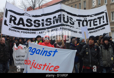 Menschen demonstrieren, um den achten Tag des Todes des Asylbewerbers Oury Jalloh in Dessau-Roßlau, Deutschland, 7. Januar 2013 zu gedenken. Im Januar 2005 starb Oury Jalloh bei einem Brand in einer Polizeizelle. Foto: JENS WOLF Stockfoto