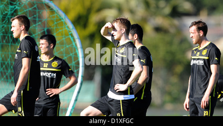 Borussia Dortmund Marco Reus (C), Kevin Grosskreutz (L), Julian Schieber (R) und Leonardo Bittencourt (L) stehen auf dem Feld während der Team-Winter-Trainingslager in La Manga, Spanien, 7. Januar 2013. Borussia Dortmund ist für die zweite Hälfte der laufenden Bundesliga-Saison vorbereiten. Foto: Guido Kirchner Stockfoto