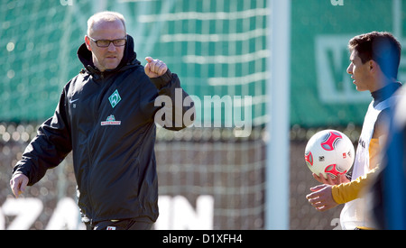 Werder Trainer Thomas Schaaf (L) spricht mit Özkan Yildirim während der Winter-Trainingslager in Belek, Türkei, 7. Januar 2013. FOTO: SOEREN STACHE Stockfoto