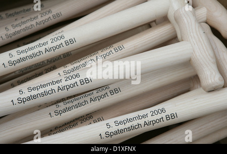 Datei - Datei Foto datiert 5. September 2006 zeigt Pik während den ersten Spatenstich des neuen Flughafens Berlin Brandenburg Willy Brandt (BER) in Schönefeld, Deutschland. Berichten zufolge, die der Oktober 2013 Eröffnung Frist verpassen würde. Jetzt scheint keine Chance, Flugverkehr innerhalb oder außerhalb des neuen Flughafens vor 2014. Foto: Patrick Pleul Stockfoto