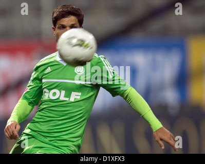 Wolfsburgs Diego spielt den Ball während der Tuttur Cup Fußballspiel zwischen Besiktas Istanbul und VfL Wolfsburg im Mardan-Stadion in Antalya, Türkei, 6. Januar 2013. Der Tuttur Cup ist ein jährlicher Wettbewerb in der Winterpause der Bundesliga Fußballvereine statt. Foto: Soeren Stache Stockfoto