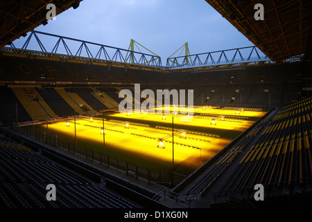 Borussia Dortmunds Tonhöhe bei der Signal-Iduna-Park ist in Dortmund, Deutschland, 7. Januar 2013 künstlich beleuchtet. Der neue Blitz-System sollten die Tonhöhe im ganzjährig perfekte Form behalten. Foto: Bernd Thissen Stockfoto