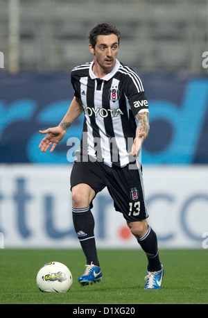 Istanbuls Roberto Hilbert spielt den Ball während der Tuttur Cup Fußballspiel zwischen Besiktas Istanbul und VfL Wolfsburg im Mardan-Stadion in Antalya, Türkei, 6. Januar 2013. Der Tuttur Cup ist ein jährlicher Wettbewerb in der Winterpause der Bundesliga Fußballvereine statt. Foto: Soeren Stache Stockfoto