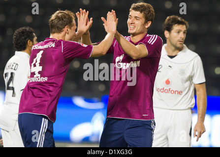 Fußball-Spieler Benedikt Höwedes (l) und Roman Neustädter vom FC Schalke 04 jubeln nach dem 3:2-Sieg von einem Testspiel gegen Al-Sadd Sports Club in Katar am Januar 06.01.2013. Schalke bleibt in der Katar-Winter-Trainingslager bis Januar 11.2013. Foto: Peter Kneffel/dpa Stockfoto