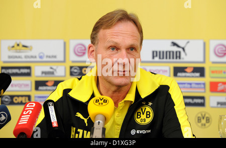 Borussia Dortmund CEO Hans-Joachim Watzke spricht auf einer Pressekonferenz während der Team-Winter-Trainingslager in La Manga, Spanien, 6. Januar 2013. Borussia Dortmund ist für die zweite Hälfte der laufenden Bundesliga-Saison vorbereiten. Foto: Guido Kirchner Stockfoto