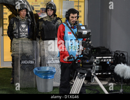 Polizisten sichern den Eingangsbereich des Spielers Kabinen während der Tuttur Cup Fußballspiel zwischen Besiktas Istanbul und VfL Wolfsburg im Mardan-Stadion in Antalya, Türkei, 6. Januar 2013. Der Tuttur Cup ist ein jährlicher Wettbewerb in der Winterpause der Bundesliga Fußballvereine statt. Foto: Soeren Stache Stockfoto