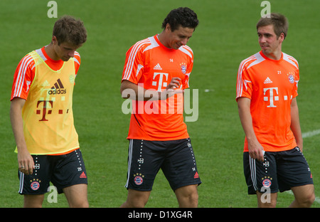 FC Bayern Muenchen Thomas Mueller (L-R), Claudio Pizarro und Philipp Lahm Fuß auf dem Spielfeld während des Trainingslagers in Doha, Katar, 7. Januar 2013. FC Bayern Muenchen verbleibt bis 9. Januar 2013 in Katar. FOTO: PETER KNEFFEL Stockfoto