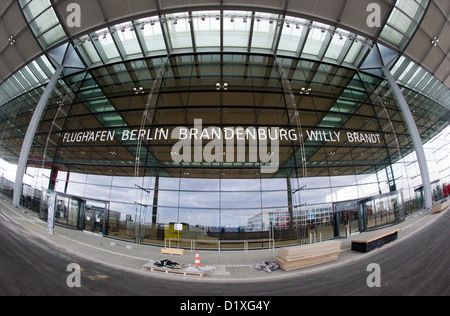 Datei - eine Datei Foto Datum 30. Mai 2012 zeigt das Terminal des neuen Flughafens Berlin Brandenburg Willy Brandt (BER) in Schönefeld, Deutschland. Berichten zufolge, die der Oktober 2013 Eröffnung Frist verpassen würde. Jetzt scheint keine Chance, Flugverkehr innerhalb oder außerhalb des neuen Flughafens vor 2014. Foto: Patrick Pleul Stockfoto