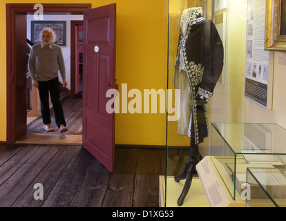 Anzeigen der ständigen Ausstellung "Brüder Grimm und ihre Familie" im Museum in Haldensleben, Deutschland, 18. Dezember 2012. Das Museum befindet sich ein Teil des Nachlasses von Jacob Grimm (1785-1863) und Wilhelm Grimm (1786-1859). Die Exponate wurden von Albertine Plock (1881-1974), eine Enkelin von Wilhelm Grimm, gespendet, die kamen nach Haldensleben als Lehrer und verbrachte den Rest ihres Lebens dort. Foto: Jens Wolf Stockfoto