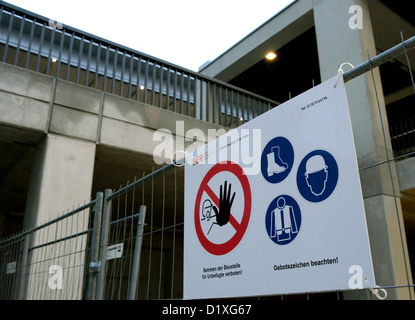 Das Bauschild wird am neuen Flughafen Berlin Brandenburg Willy Brandt (BER) in Schönefeld, Deutschland, 7. Januar 2013 gesehen. Berichten zufolge, die der Oktober 2013 Eröffnung Frist verpassen würde. Jetzt scheint keine Chance, Flugverkehr innerhalb oder außerhalb des neuen Flughafens vor 2014. Foto: Bernd Settnik Stockfoto