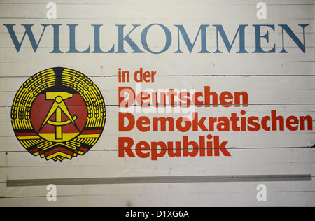 Original DDR Staat Eintrag Zeichen, hergestellt aus Holz Lesung "Willkommen in der Deutschen Demokratischen Republik" und tragen das DDR-Emblem, der deutsch-tschechoslowakischen Grenze Posten Bahratal - Petrovice im DDR Museum in Pirna, Deutschland, 18. Dezember 2012 abgebildet ist. Foto: Jens Kalaene Stockfoto