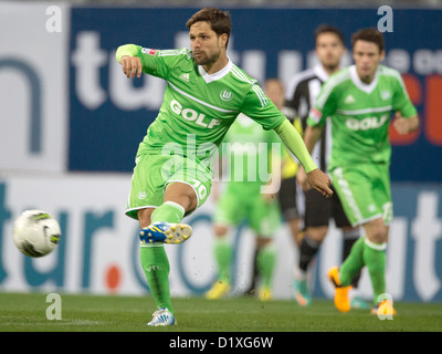 Wolfsburgs Diego spielt den Ball während der Tuttur Cup Fußballspiel zwischen Besiktas Istanbul und VfL Wolfsburg im Mardan-Stadion in Antalya, Türkei, 6. Januar 2013. Der Tuttur Cup ist ein jährlicher Wettbewerb in der Winterpause der Bundesliga Fußballvereine statt. Foto: Soeren Stache Stockfoto