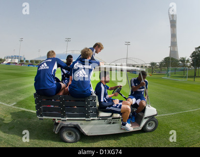 FC Schalke-Spieler fahren ein Golf-Car über das Spielfeld zum Hotel während der Winter-Trainingslager in Doha, Katar, 7. Januar 2013. FC Schalke 04 verbleibt bis 11. Januar 2013 in Katar. FOTO: PETER KNEFFEL Stockfoto