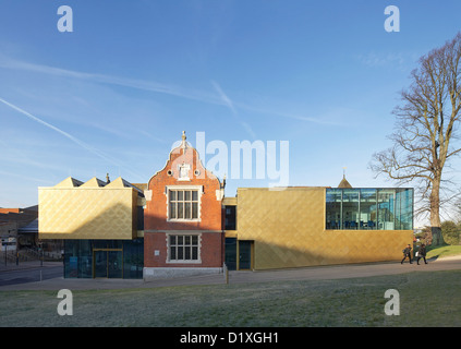 Maidstone Museum, Maidstone, Großbritannien. Architekt: Hugh Broughton Architekten Limited, 2012. Äußere Höhe des neuen exten Stockfoto