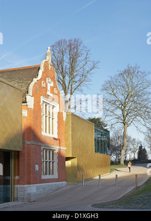 Maidstone Museum, Maidstone, Großbritannien. Architekt: Hugh Broughton Architekten Limited, 2012. Kontrastierende Fassade Perspektive. Stockfoto