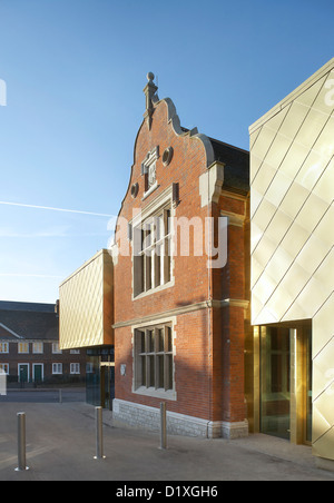 Maidstone Museum, Maidstone, Großbritannien. Architekt: Hugh Broughton Architekten Limited, 2012. Details der Fassade Perspektive. Stockfoto