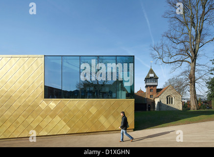 Maidstone Museum, Maidstone, Großbritannien. Architekt: Hugh Broughton Architekten Limited, 2012. Gegenüberstellung der modernen Galerie Stockfoto