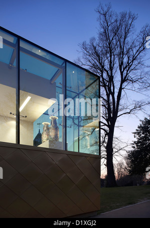 Maidstone Museum, Maidstone, Großbritannien. Architekt: Hugh Broughton Architekten Limited, 2012. Detail der verglaste Galerie block Stockfoto