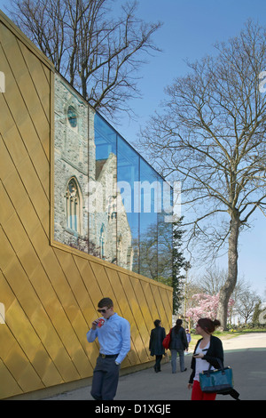 Maidstone Museum, Maidstone, Großbritannien. Architekt: Hugh Broughton Architekten Limited, 2012. Idyllische Perspektive mit Glas Stockfoto