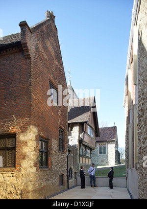 Maidstone Museum, Maidstone, Großbritannien. Architekt: Hugh Broughton Architekten Limited, 2012. Blick durch äußere Tudor sty Stockfoto