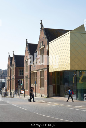 Maidstone Museum, Maidstone, Großbritannien. Architekt: Hugh Broughton Architekten Limited, 2012. Blick auf die Straße entlang Museum Fassade Stockfoto