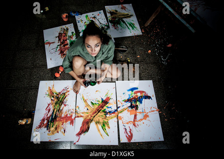 Eine junge Künstlerin Malerin arbeitet in ihrem Atelier Stockfoto