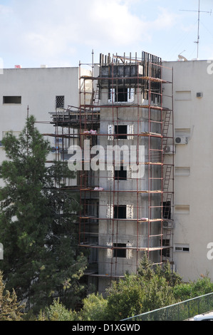 Mit der Zunahme der Rakete Bedrohung gegenüber Israel sind israelische Zivilisten ihre Häuser konkrete Sicherheit Zimmer hinzufügen. Stockfoto